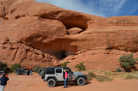 Jeeping at Picture Frame Arch 048.JPG