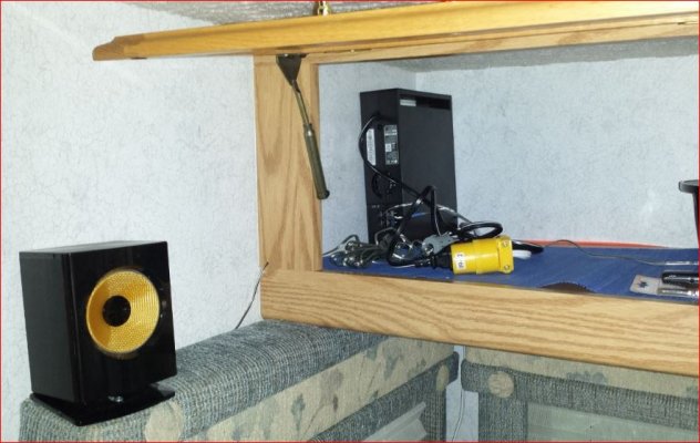 Rear Wireless rec and a Speaker on slideout.JPG