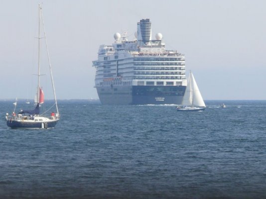 Cruise Ship Departure [800x600].JPG