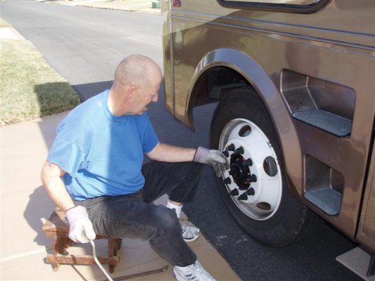 Tiffin tire removal 002 (Small).jpg