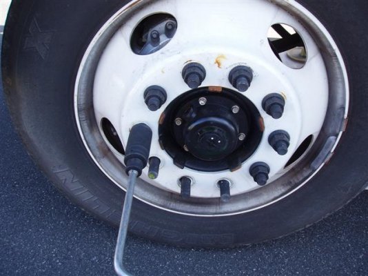 Tiffin tire removal 003 (Small).jpg