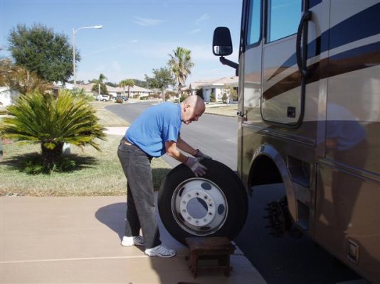 Tiffin tire removal 005 (Small).jpg