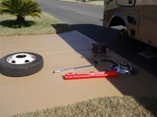 Tiffin tire removal 007 (Small).jpg