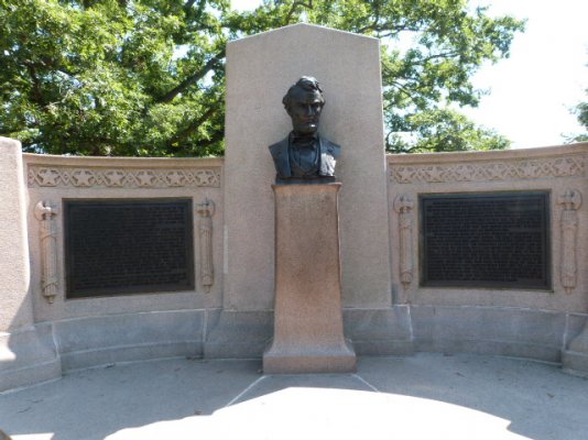 Lincoln's Gettysburg Address memorial.JPG